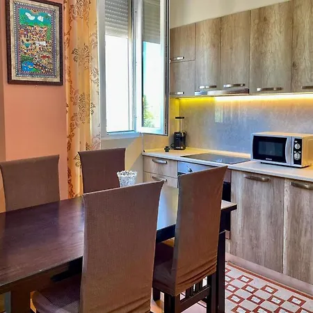 Apartment Coastal Escape - 2 Bedroom With Direct Beach Access, In A Quiet Area Of