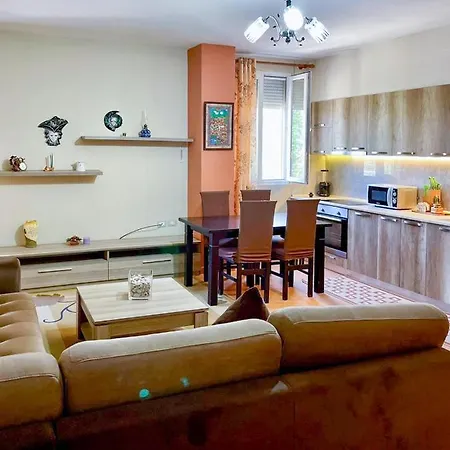 شقة Coastal Escape - 2 Bedroom With Direct Beach Access, In A Quiet Area Of فلورا